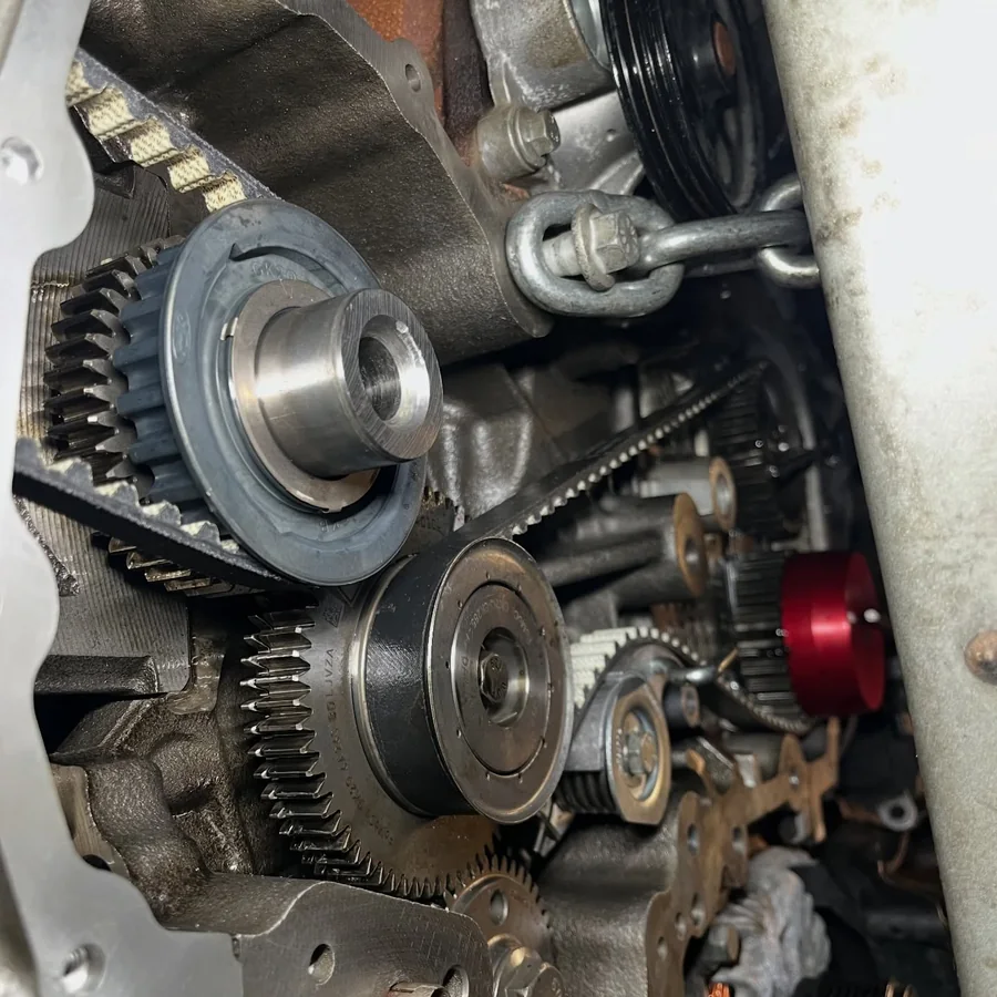 Nahaufnahme eines geöffneten Motors mit Zahnriemen