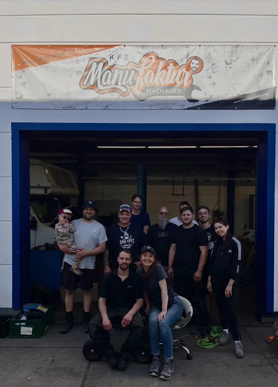 Das Team der KFZ Manufaktur Machauer vor der Werkstatt