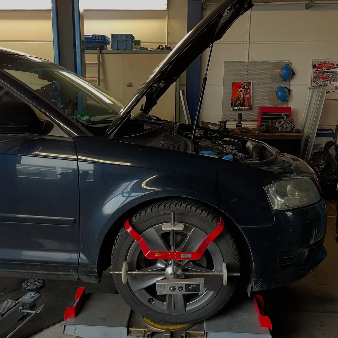 Fahrzeug auf der Achsvermessung in der Werkstatthalle der KFZ Manufaktur Machauer